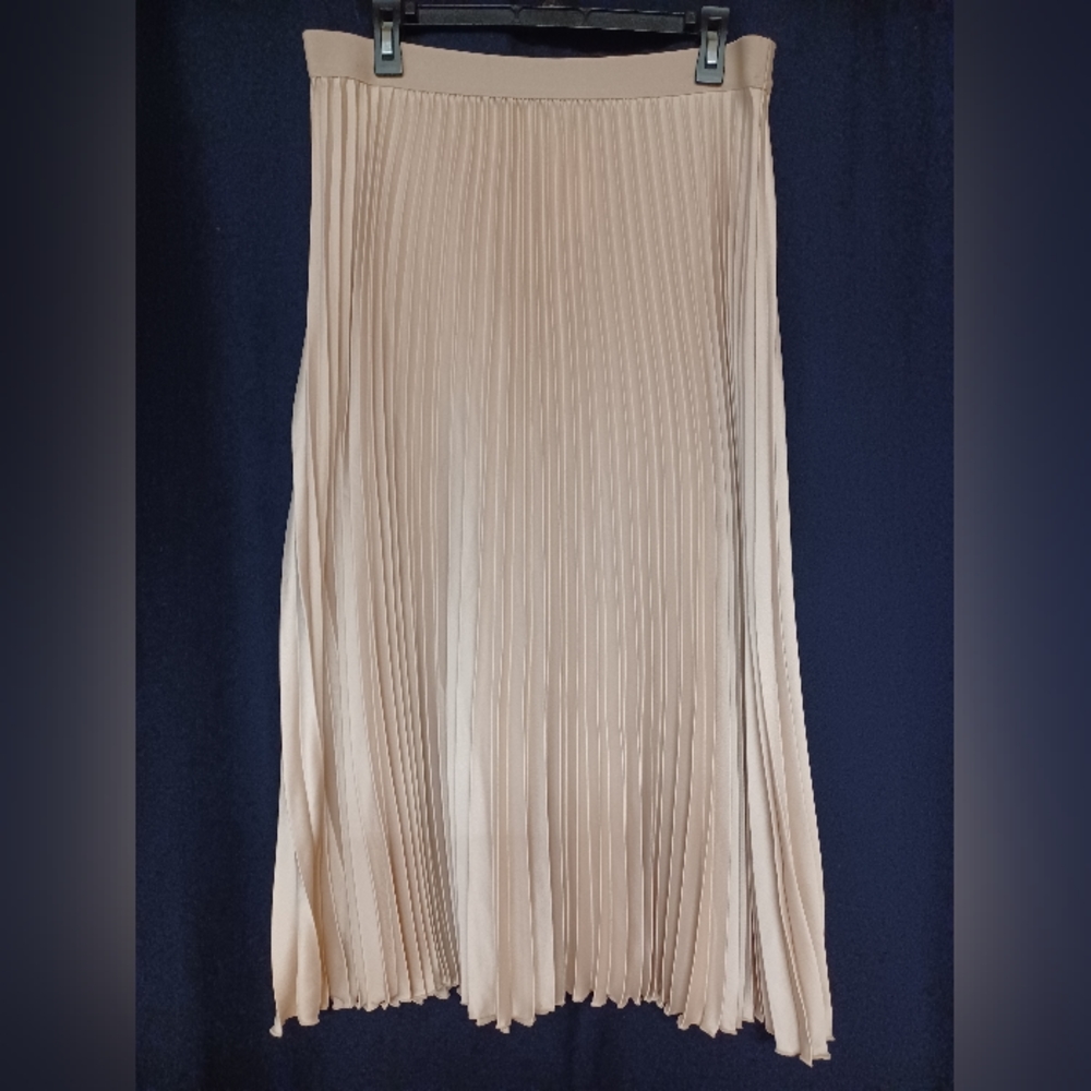 H&M Cream pleated skirt. Size L. Never worn.